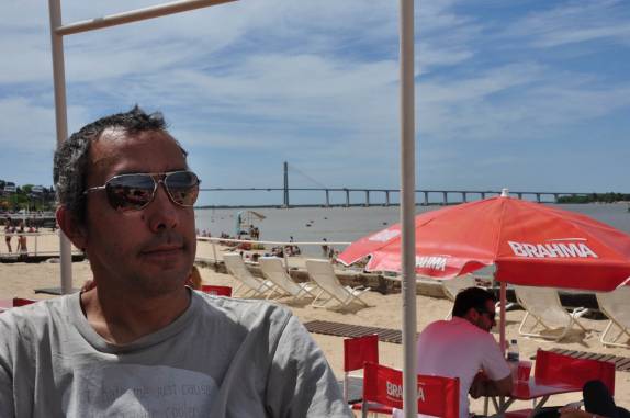 Feliz da vida em dia de muito sol em  praia do rio Paraná, em Rosário, na Argentina